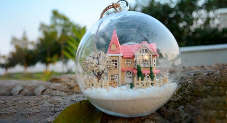 Boule à neige avec une maison à l'intérieur.