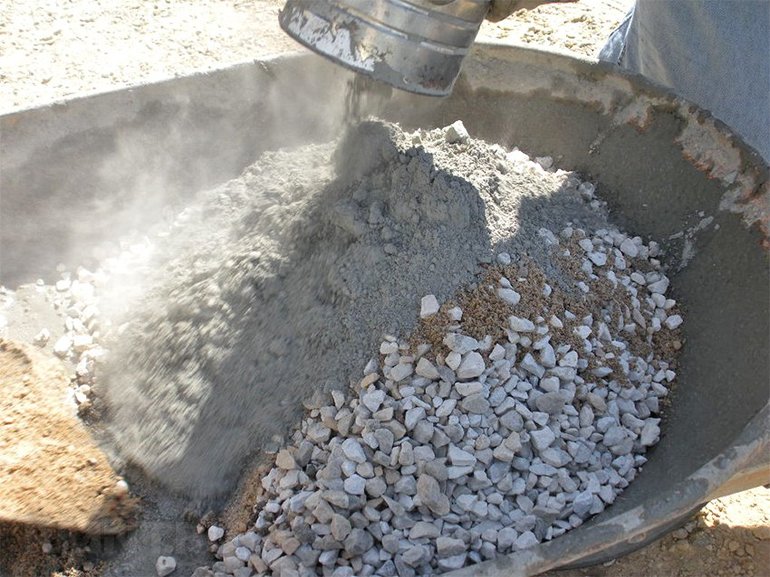 Mélanger le mélange de béton avec l'ajout de pierre concassée