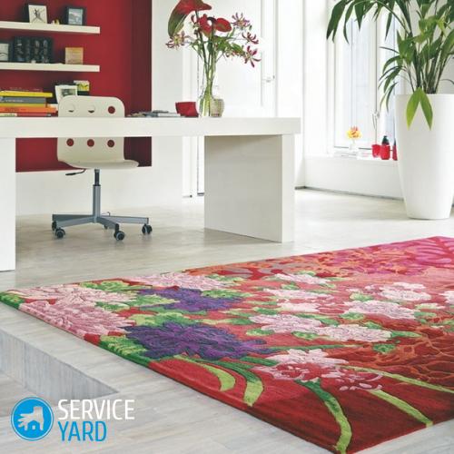 Covor-colorat-cu-motif-florale-pentru-amenajarea-unui-birou